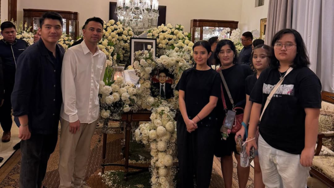 Melayat ke Rumah Duka Hotma Sitompul, Raffi Ahmad: Kepergianmu Meninggalkan Duka yang Mendalam